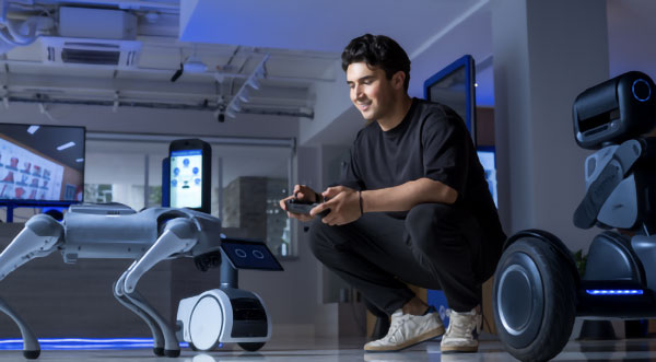 Estudiante del Tec de Monterrey interactuando con robots en laboratorio de innovación y tecnología